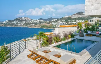 Gümüşlük Bodrum'da Panoramik Deniz Manzaralı Lüks Villa